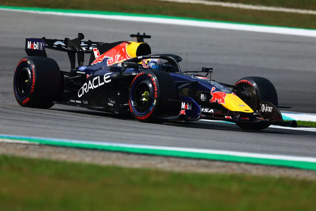 ماشین مسابقه‌ای ردبول (Red Bull Racing) در حال حرکت در پیست مسابقه