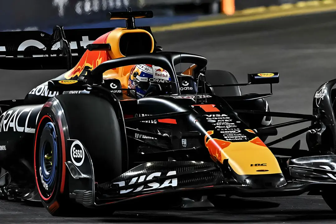 ماشین ردبول (Red Bull) مکس ورشتپن (Max Verstappen) در پیست مسابقه