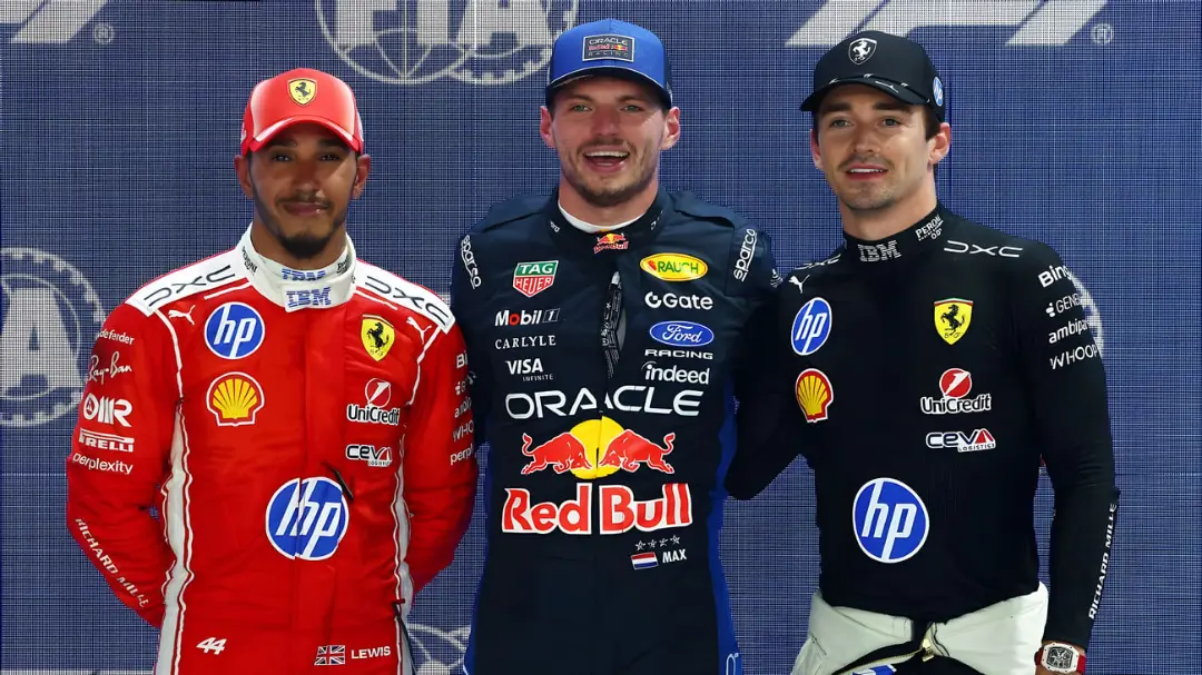 مکس ورستپن (Max Verstappen) در کنار لویی همیلتون (Lewis Hamilton) و لاندو نوریس (Lando Norris) در پاد podium