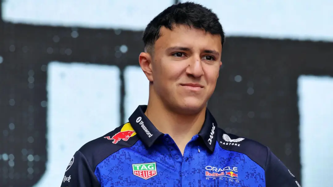 مکس ورستپن (Max Verstappen) با لباس تیم ردبول در پیست مسابقات
