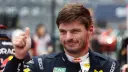مکس وستپن (Max Verstappen) با لباس تیم ردبول در حال نشان دادن علامت شست رو به بالا