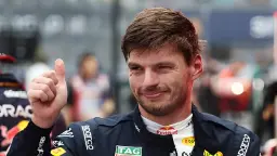 مکس وستپن (Max Verstappen) با لباس تیم ردبول در حال نشان دادن علامت شست رو به بالا