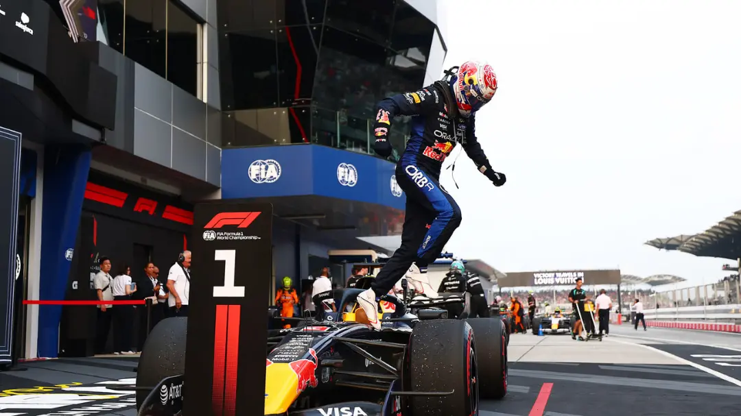 مکس وستپن (Max Verstappen) روی ماشین ردبول در حال جشن گرفتن پیروزی است