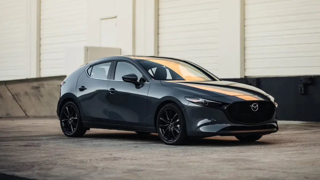 خودرو مازدا ۳ (Mazda 3) هاچ‌بک با رنگ خاکستری در فضای باز