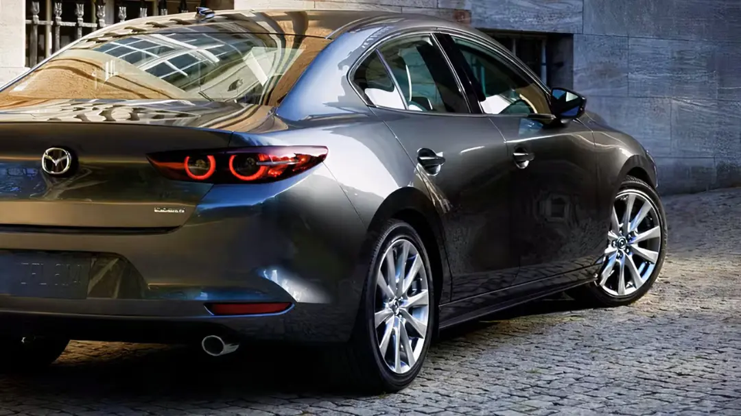خودرو مزدا ۶ (Mazda 6) خاکستری متالیک در فضای شهری