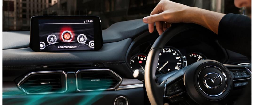 پنل داشبورد و دریچه‌های تهویه خودروی مزدا (Mazda) در حال جریان هوا