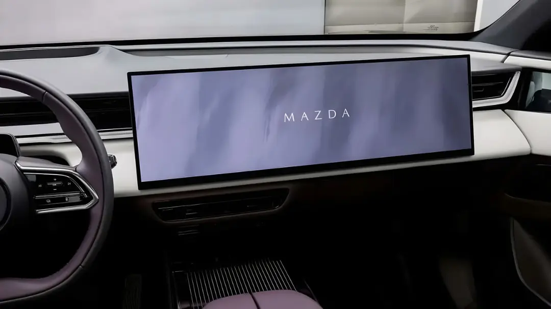 نمایشگر عریض و دیجیتال برند مزدا (Mazda) در کابین خودرو