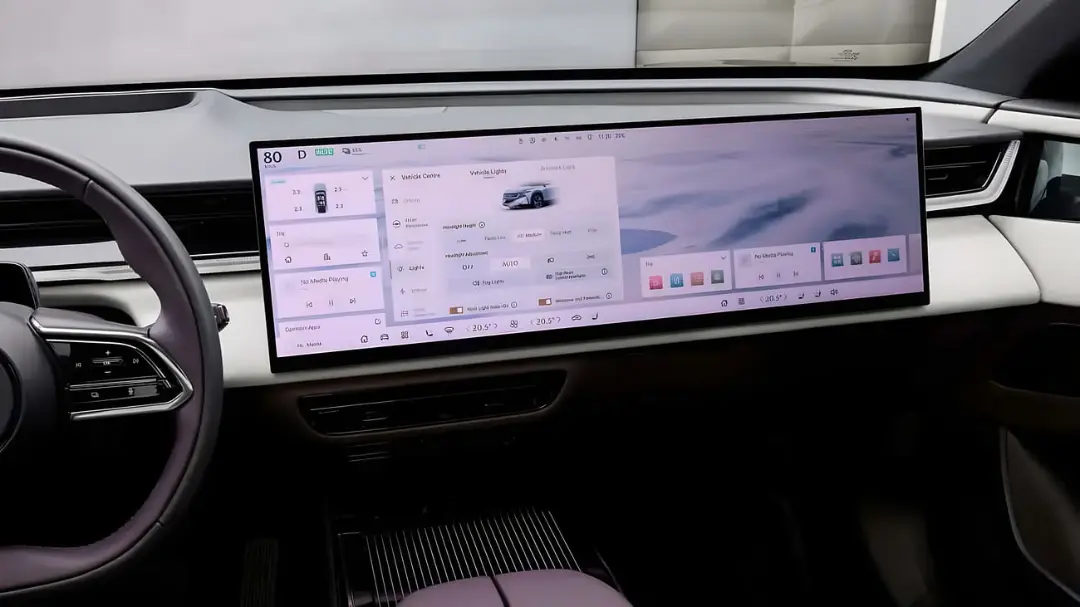 نمایشگر عریض دیجیتال (Digital Display) در داشبورد خودروی مزدا با منوهای تنظیمات