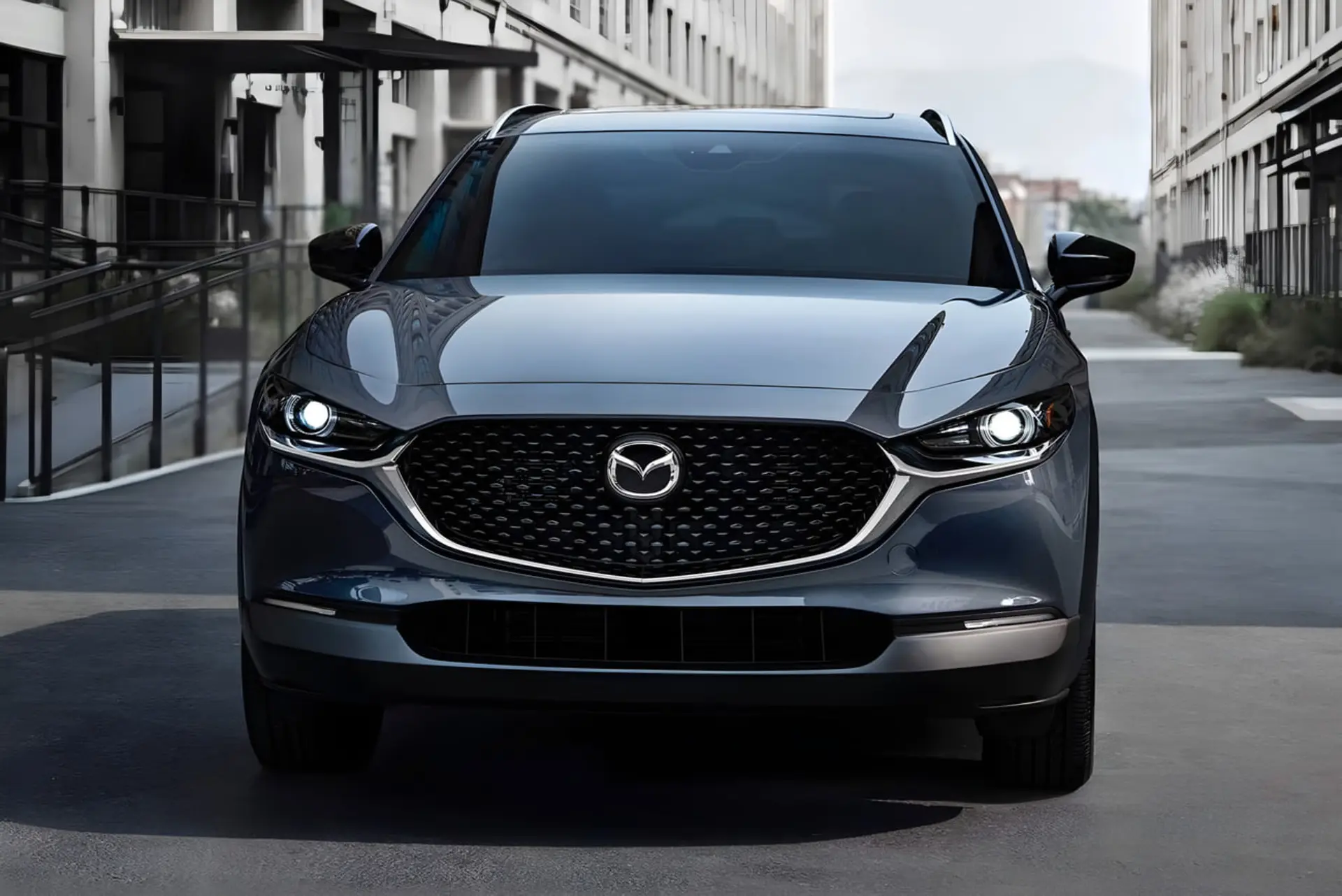 خودرو مزدا CX-30 با رنگ خاکستری در فضای شهری