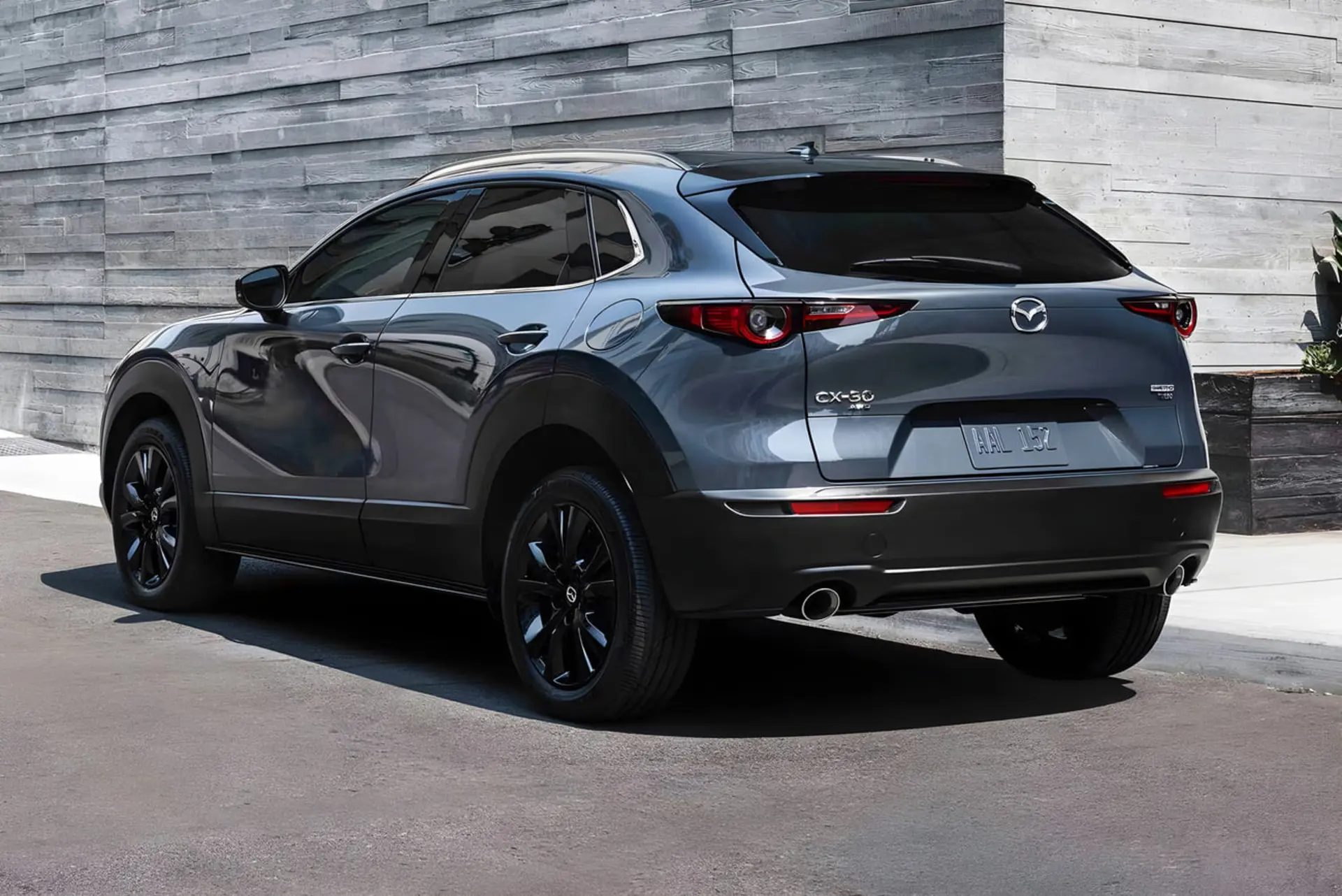 خودرو کراس‌اوور مزدا CX-30 با رنگ خاکستری در فضای باز