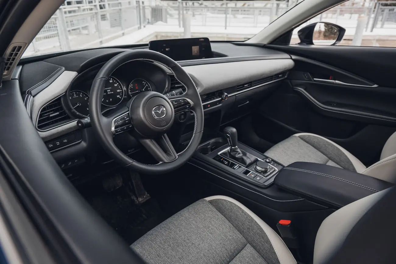 طراحی کابین و داشبورد خودروی مزدا CX-30 (Mazda CX-30) با صندلی‌های خاکستری