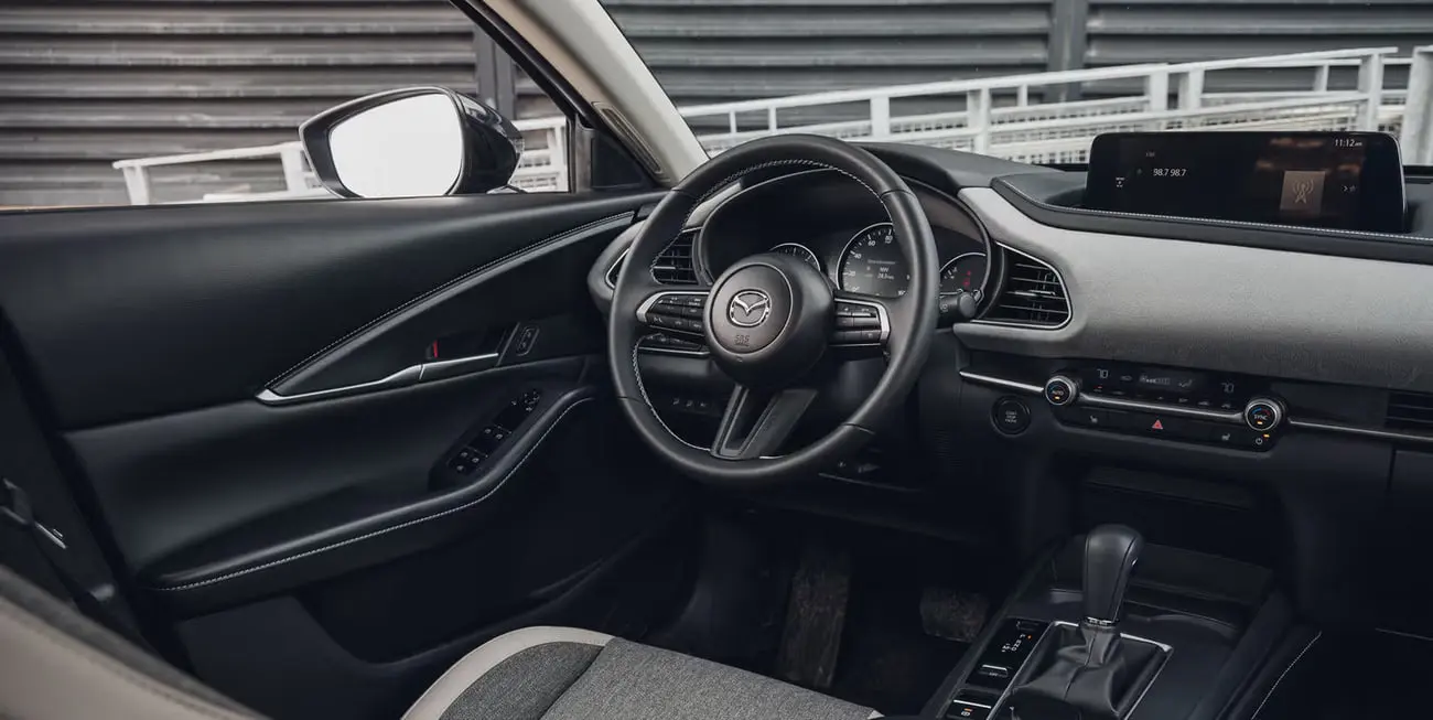 نمای داشبورد و فرمان خودروی مزدا CX-30 (Mazda CX-30) با طراحی مدرن