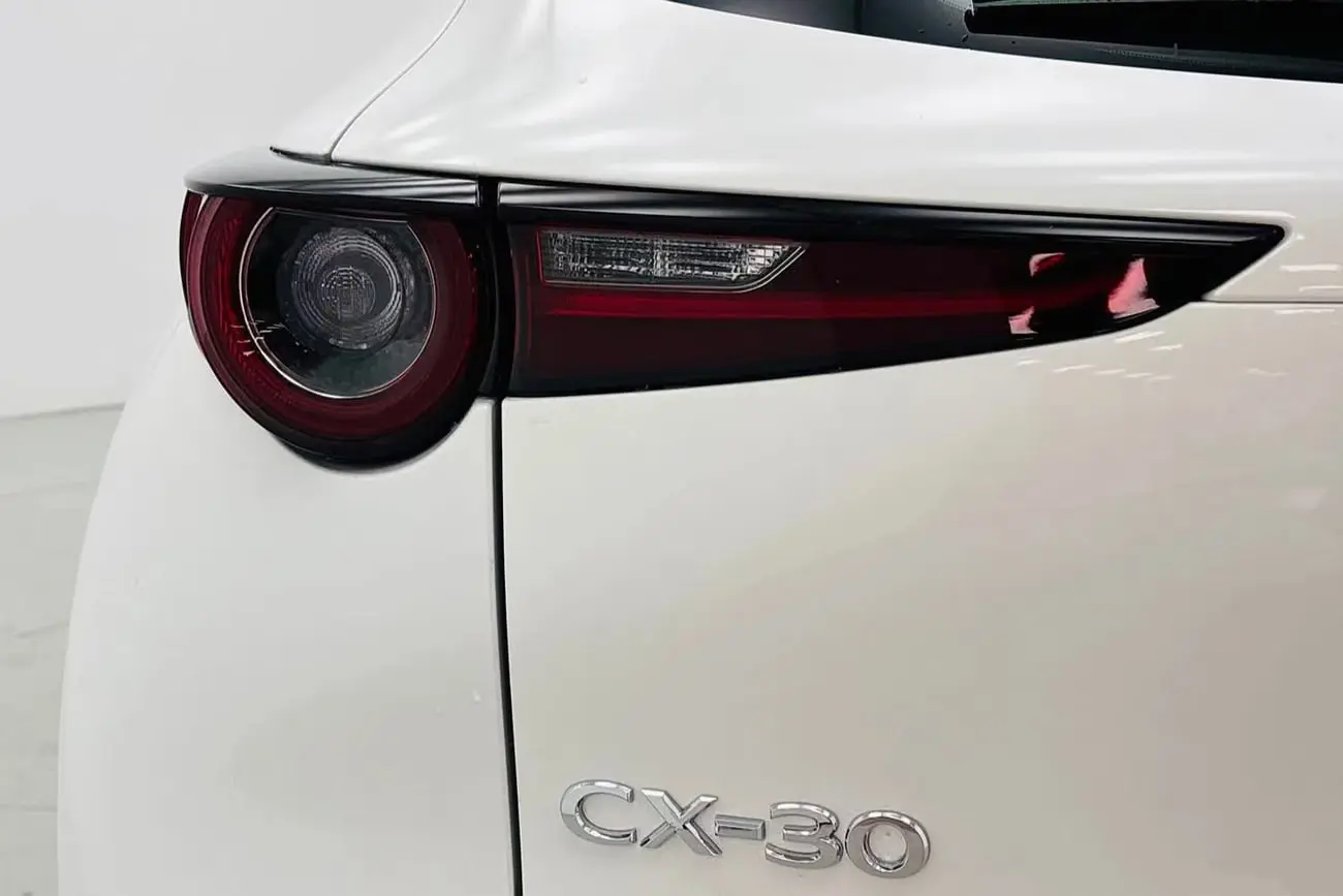 چراغ عقب و نشان مدل مزدا CX-30 (Mazda CX-30) روی بدنه سفید خودرو