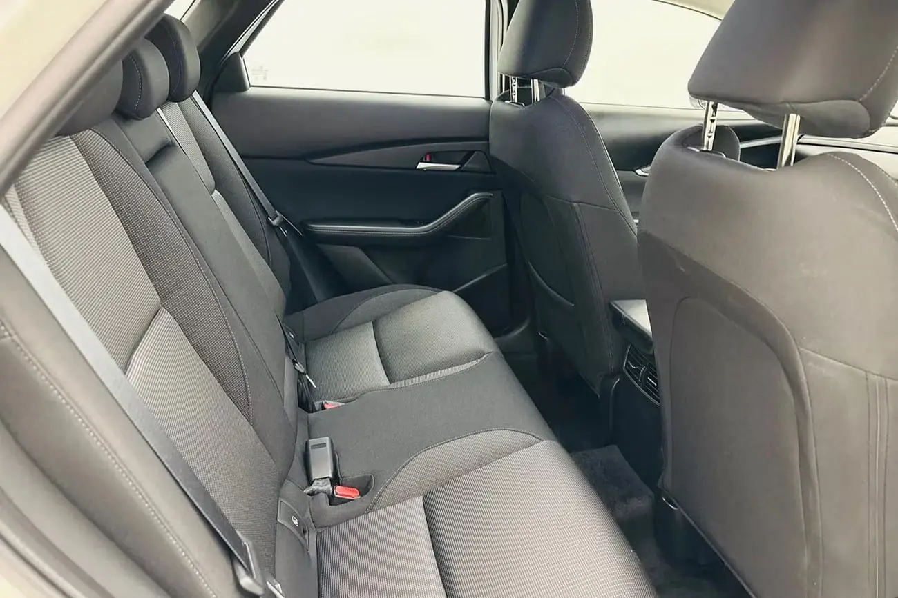 صندلی‌های عقب و فضای کابین خودروی مزدا CX-30 (Mazda CX-30) با روکش پارچه‌ای