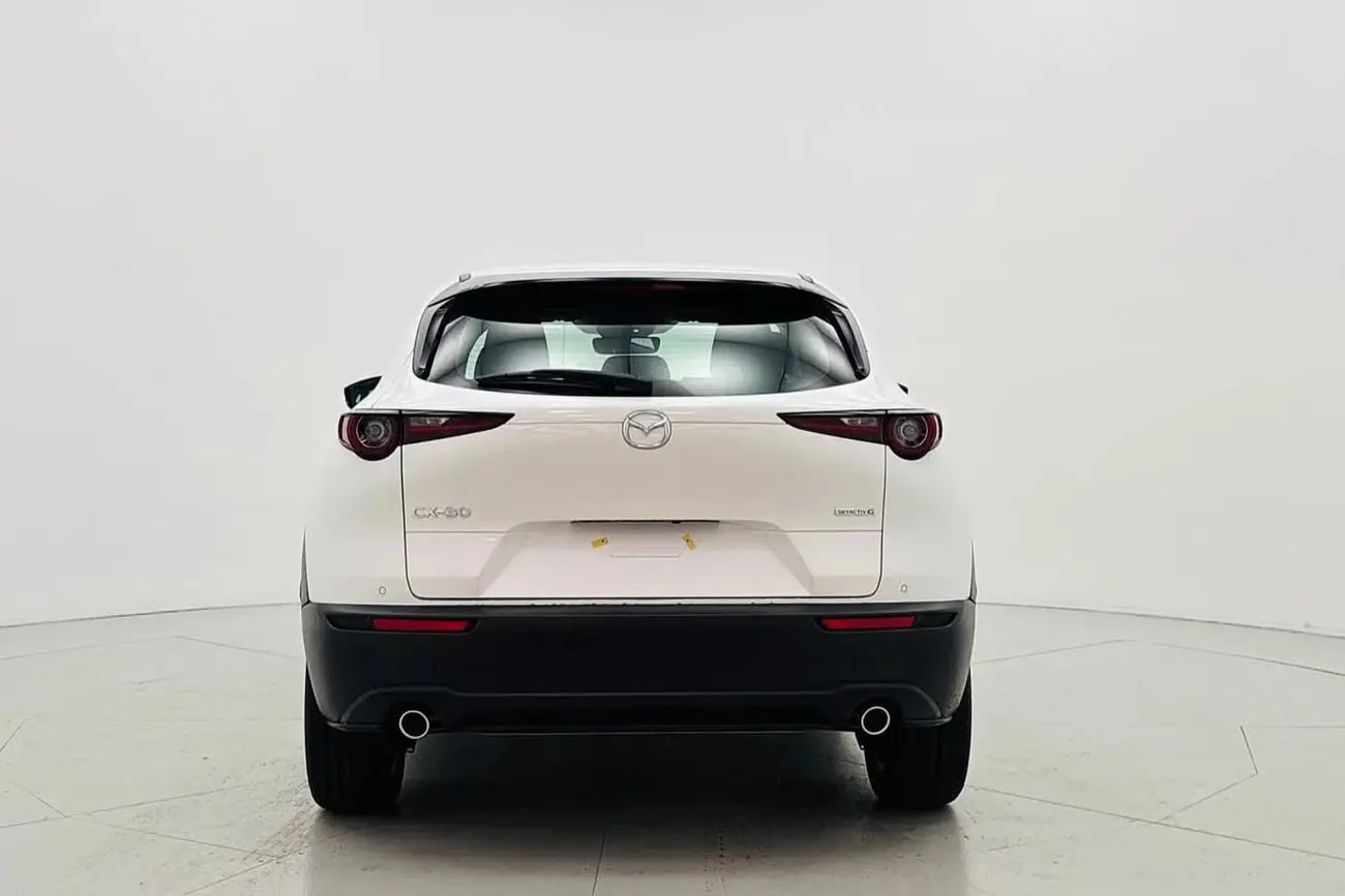 نمای پشت خودروی سفید رنگ مزدا CX-30 (Mazda CX-30) در استودیو