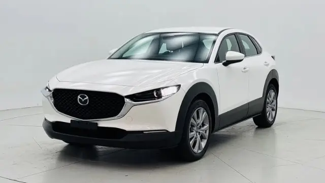 خودرو کراس‌اوور مزدا (Mazda CX-30) سفید رنگ در استودیو