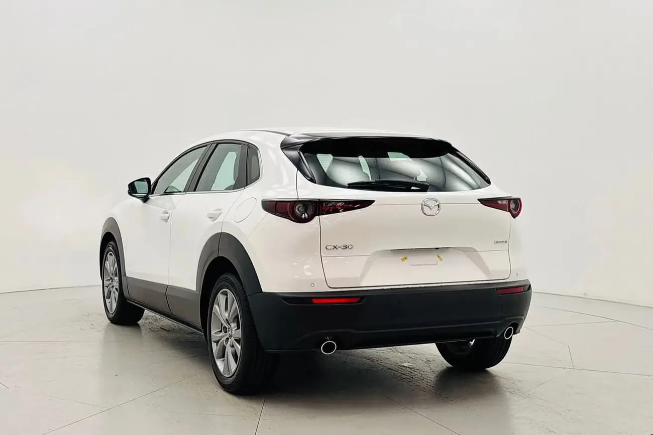 خودرو کراس‌اوور مزدا CX-30 (Mazda CX-30) سفید رنگ در استودیو