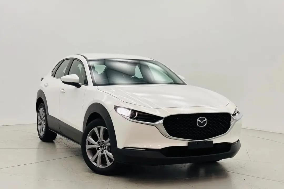 خودرو کراس‌اوور سفید مزدا (Mazda CX-30) در استودیو