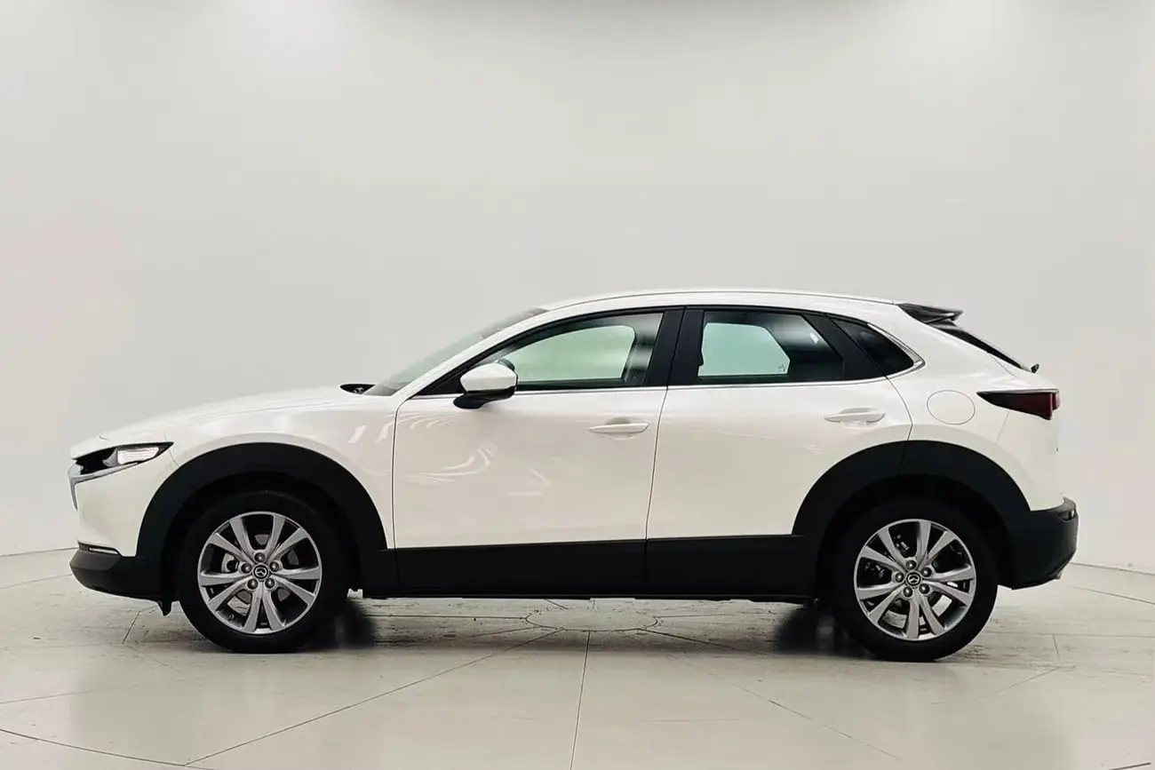 خودرو کراس‌اوور مزدا (Mazda CX-30) سفید رنگ در نمای جانبی