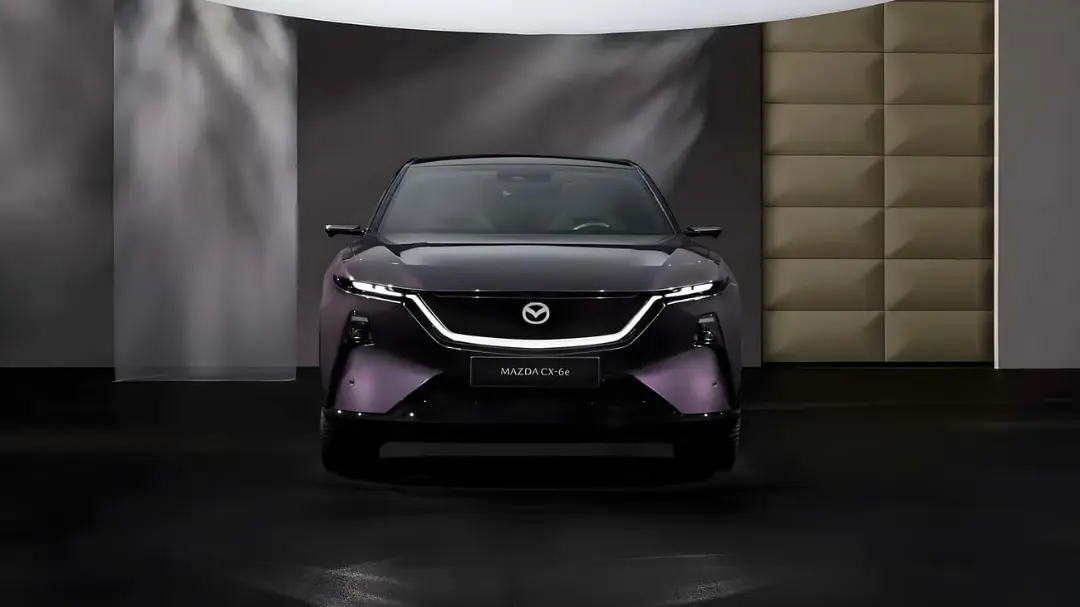خودرو مزدا (Mazda) مدل CX-6e با نمای جلوی بنفش تیره