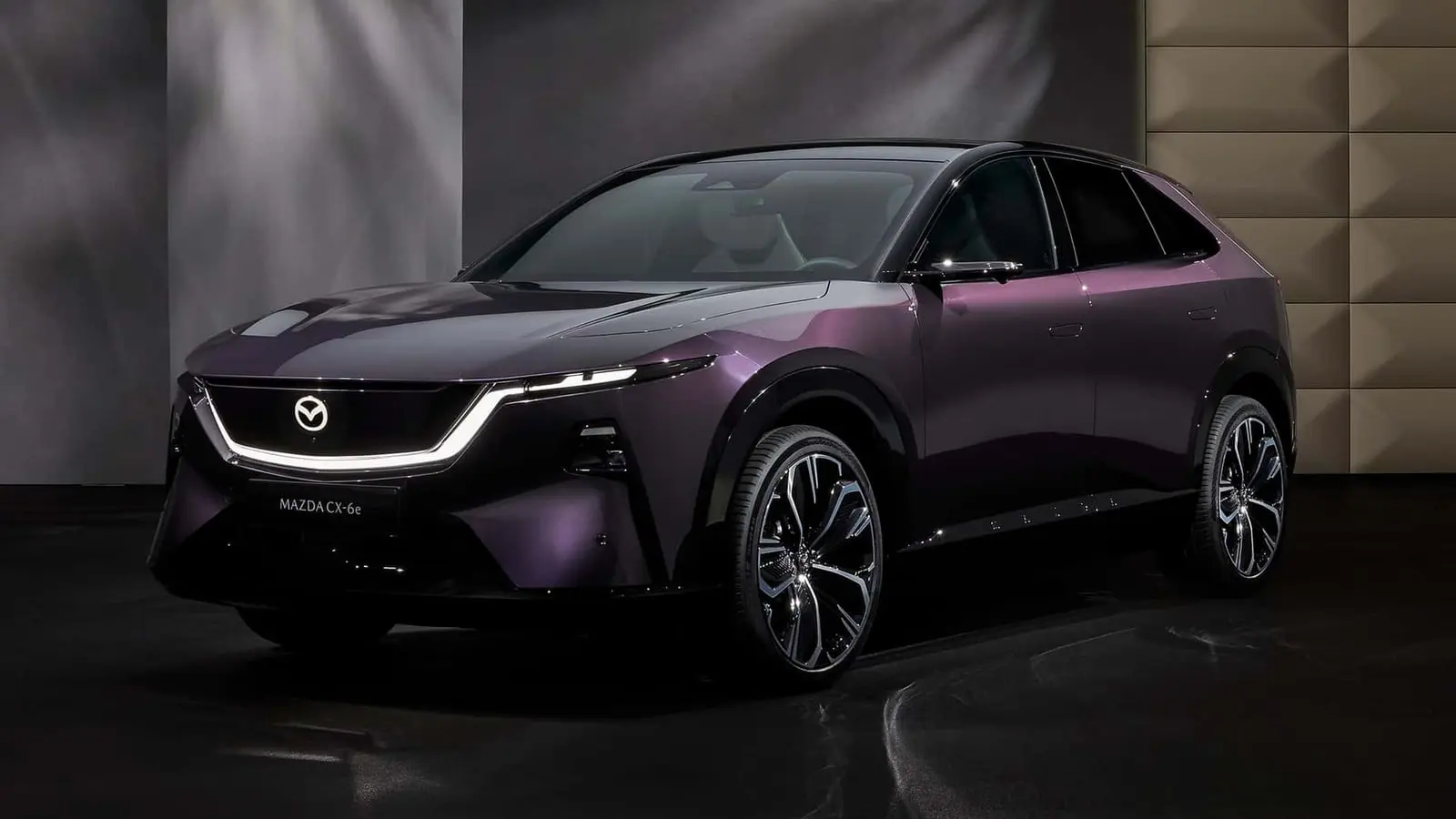خودروی برقی مزدا CX-6e (Mazda CX-6e) با رنگ بنفش تیره در استودیو