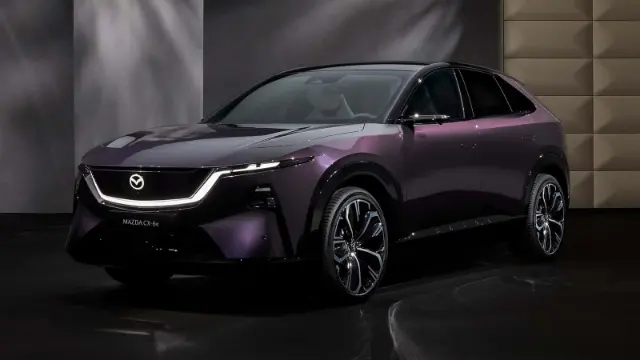 خودروی برقی مزدا CX-6e (Mazda CX-6e) با رنگ بنفش تیره در استودیو