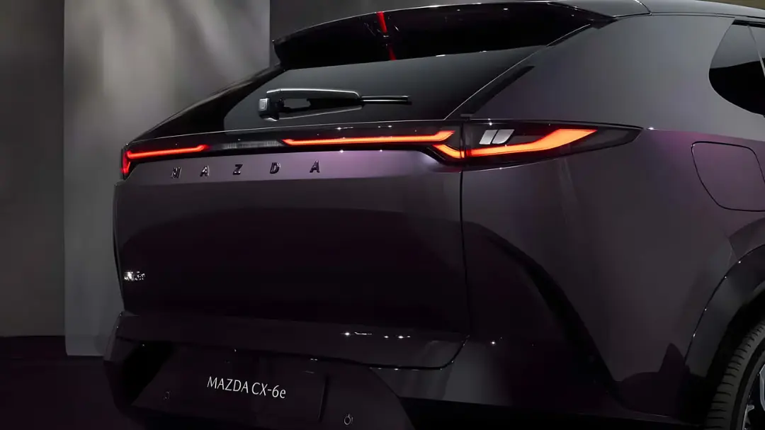چراغ‌های عقب و لوگوی مزدا (Mazda) در خودروی مدل CX-6e