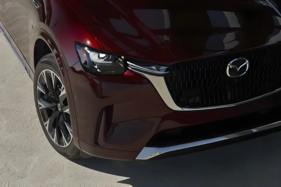 جلوی شاسی‌بلند مزدا CX-90 (Mazda CX-90) با رنگ قرمز متالیک