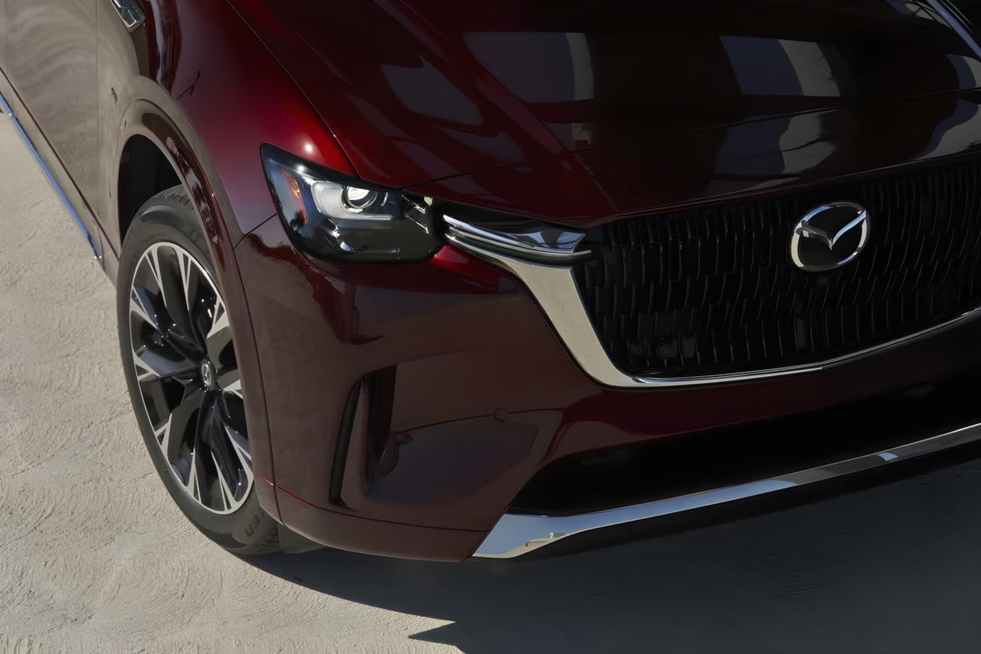جلوی شاسی‌بلند مزدا CX-90 (Mazda CX-90) با رنگ قرمز متالیک