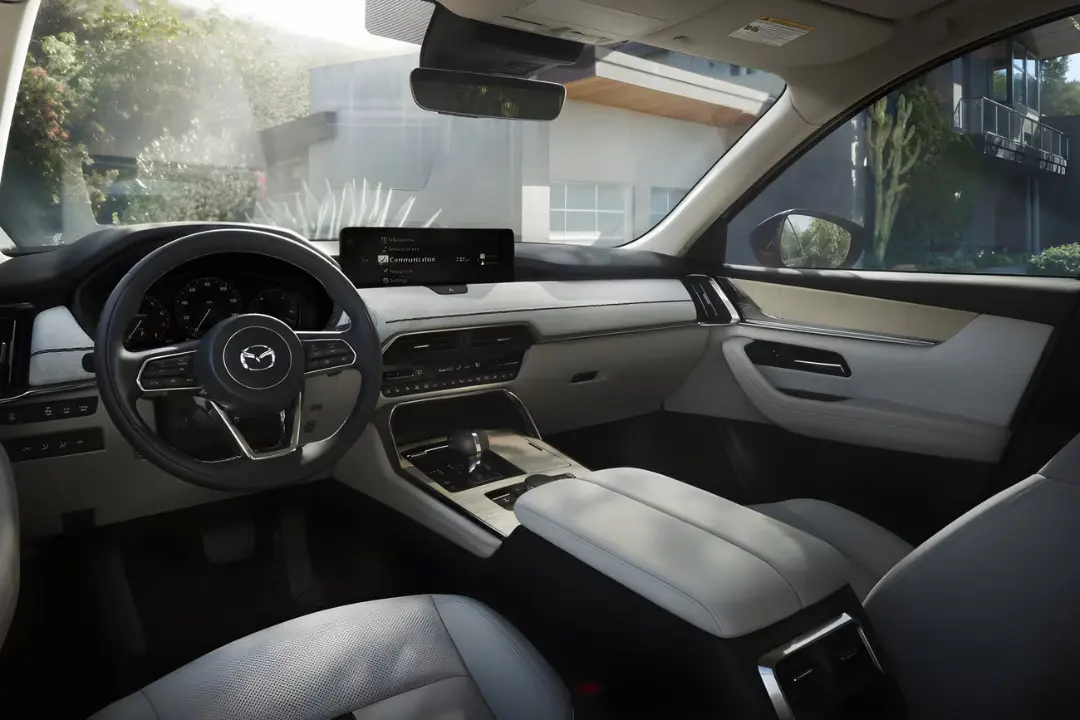 کابین خودروی مزدا CX-90 (Mazda CX-90) با صندلی‌های چرمی سفید و داشبورد مدرن