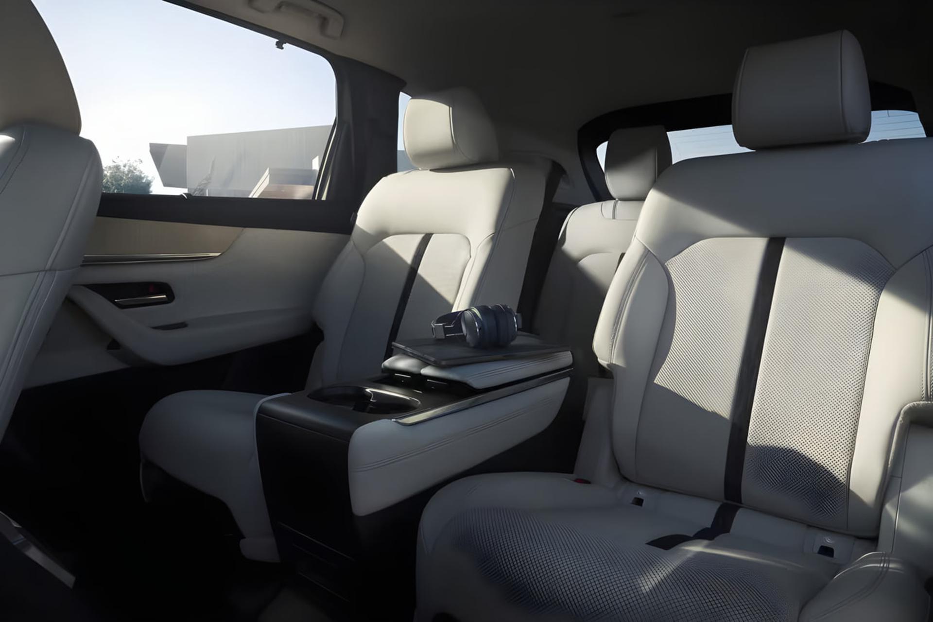 صندلی‌های چرمی سفید و کنسول میانی خودروی مزدا CX-90 (Mazda CX-90)