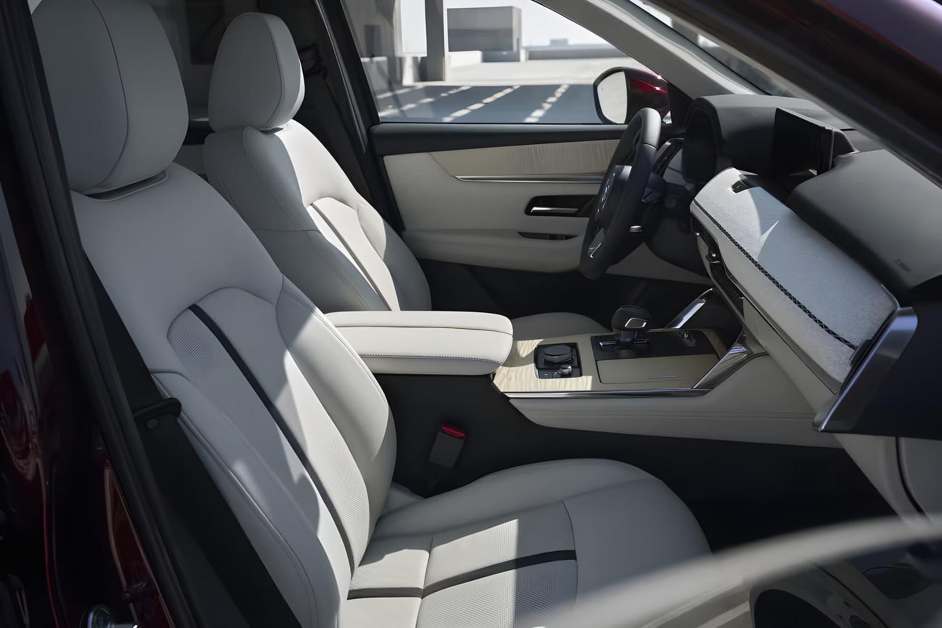 کابین خودروی مزدا CX-90 (Mazda CX-90) با صندلی‌های چرمی سفید و داشبورد مدرن