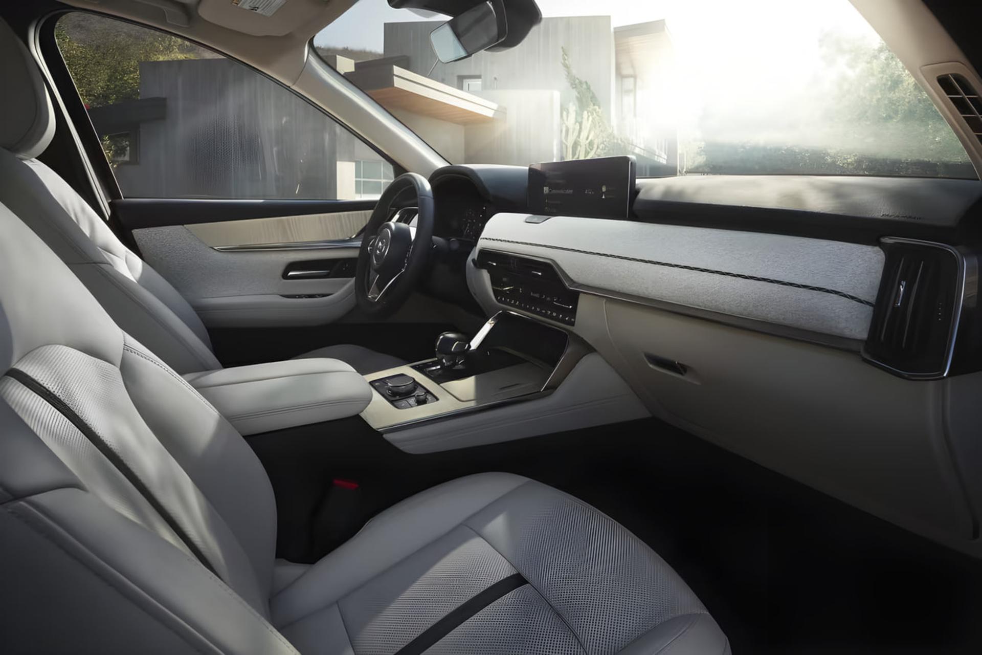 کابین داخلی خودروی مزدا CX-90 (Mazda CX-90) با صندلی‌های چرمی روشن