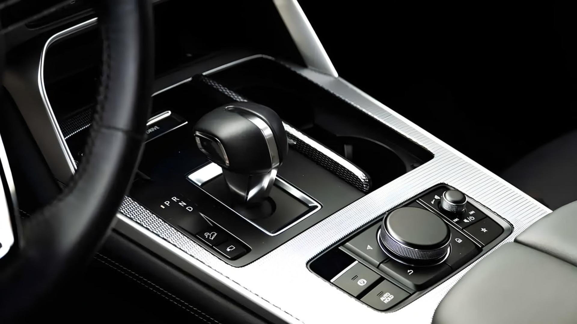 کنسول مرکزی و دسته دنده خودروی مزدا CX-90 (Mazda CX-90) با طراحی مدرن