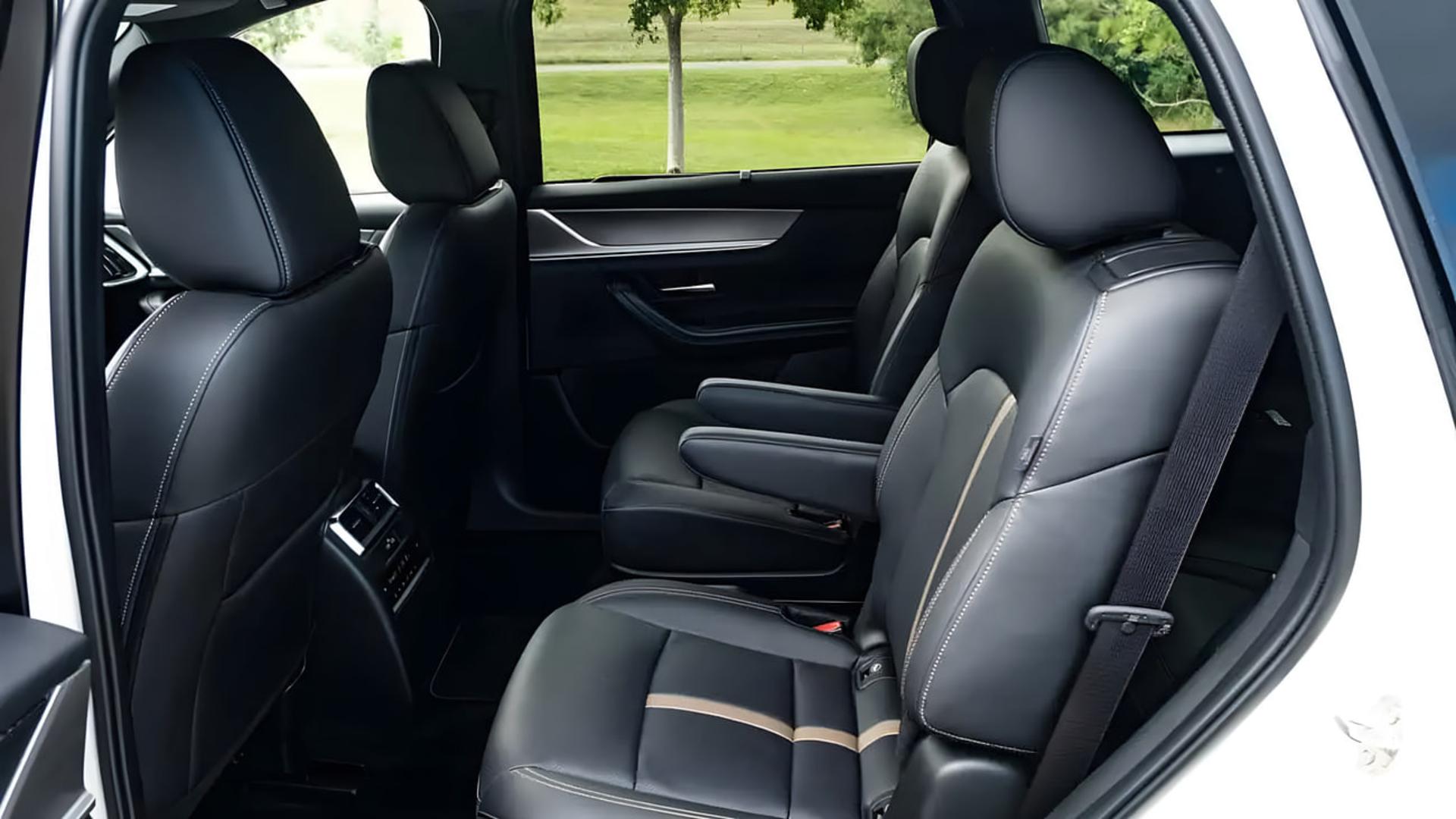 صندلی‌های چرمی مشکی کابین خودروی مزدا (Mazda CX-90) با دوخت روشن