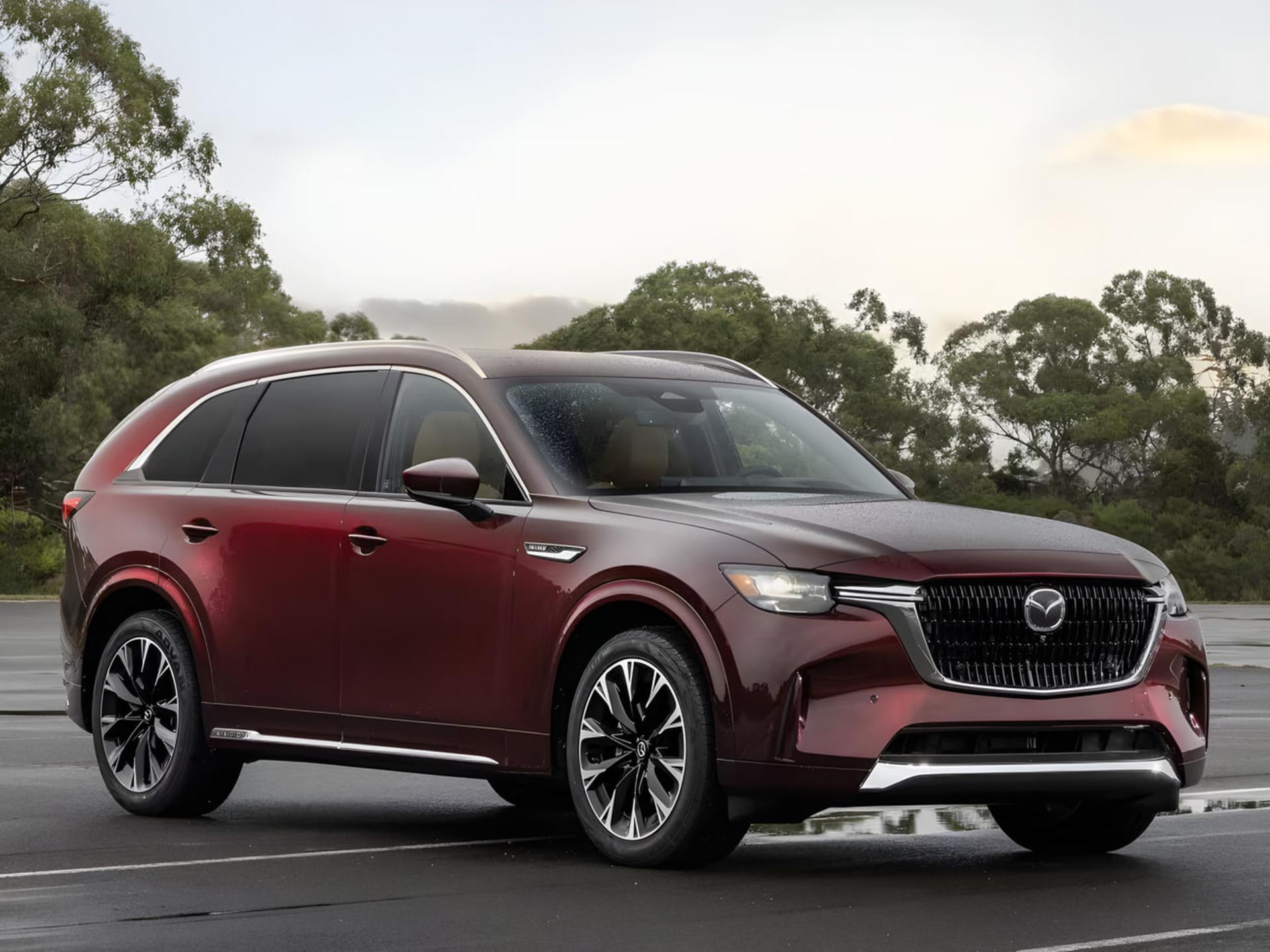 خودرو مزدا CX-90 (Mazda CX-90) قرمز رنگ در فضای باز