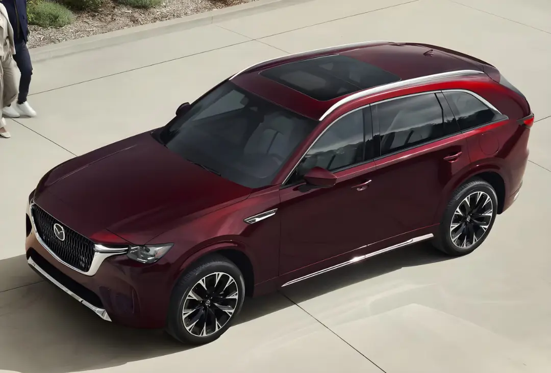 خودرو مزدا CX-90 (Mazda CX-90) قرمز رنگ در فضای باز