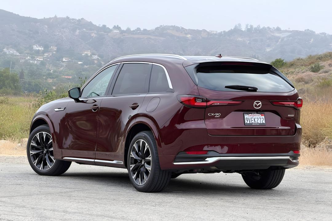 خودرو شاسی‌بلند مزدا (Mazda) CX-90 قرمز رنگ در جاده