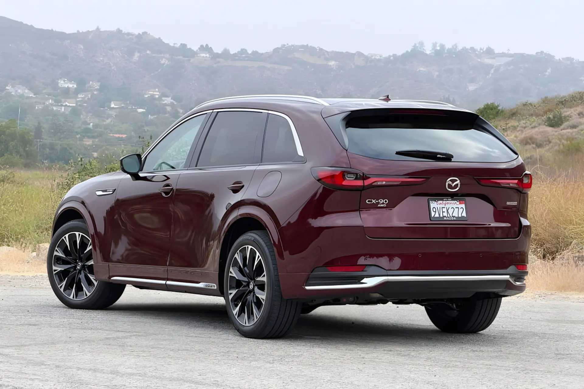 خودرو شاسی‌بلند مزدا (Mazda) CX-90 قرمز رنگ در جاده