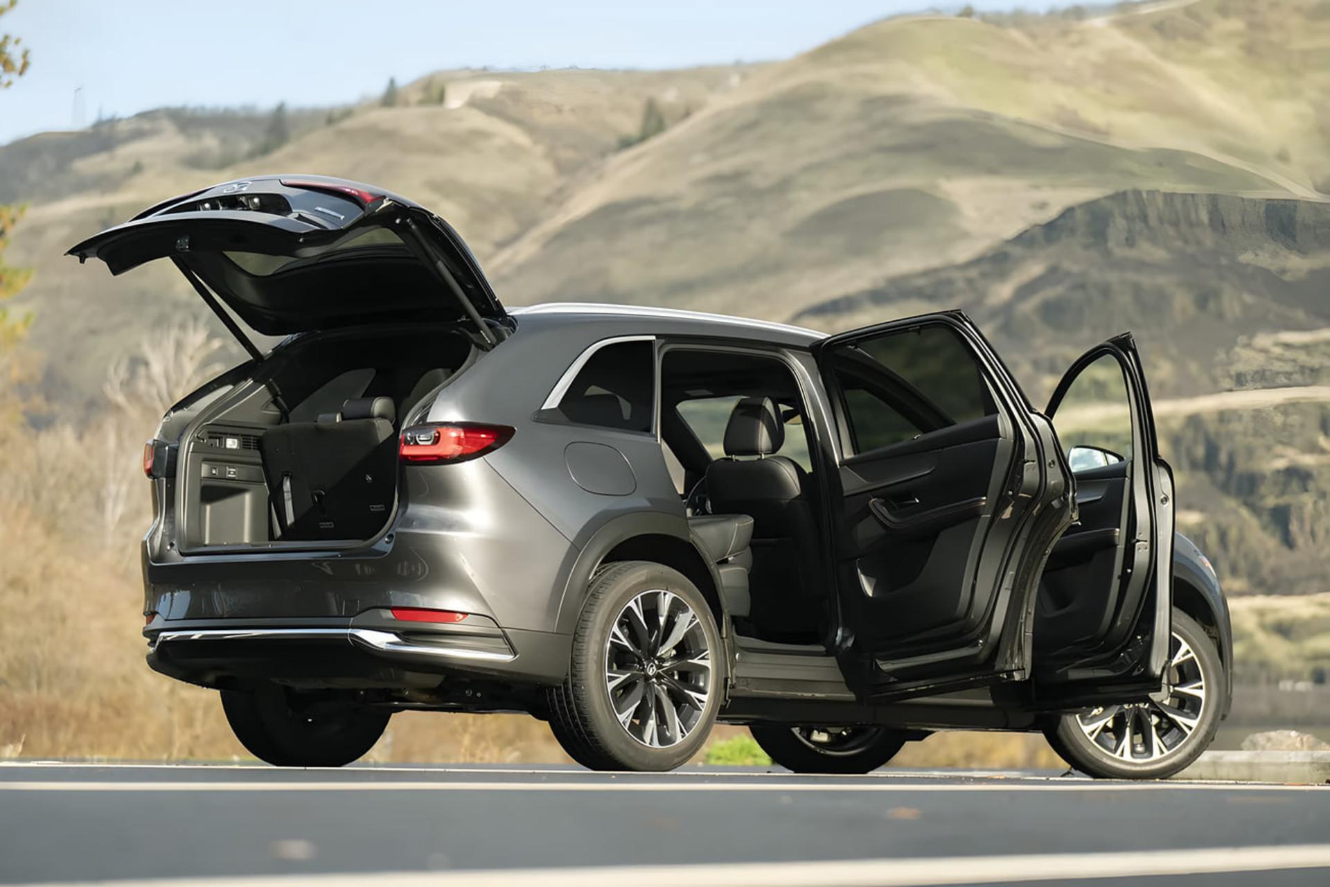 خودرو مزدا CX-90 (Mazda CX-90) با درب‌های باز در فضای باز