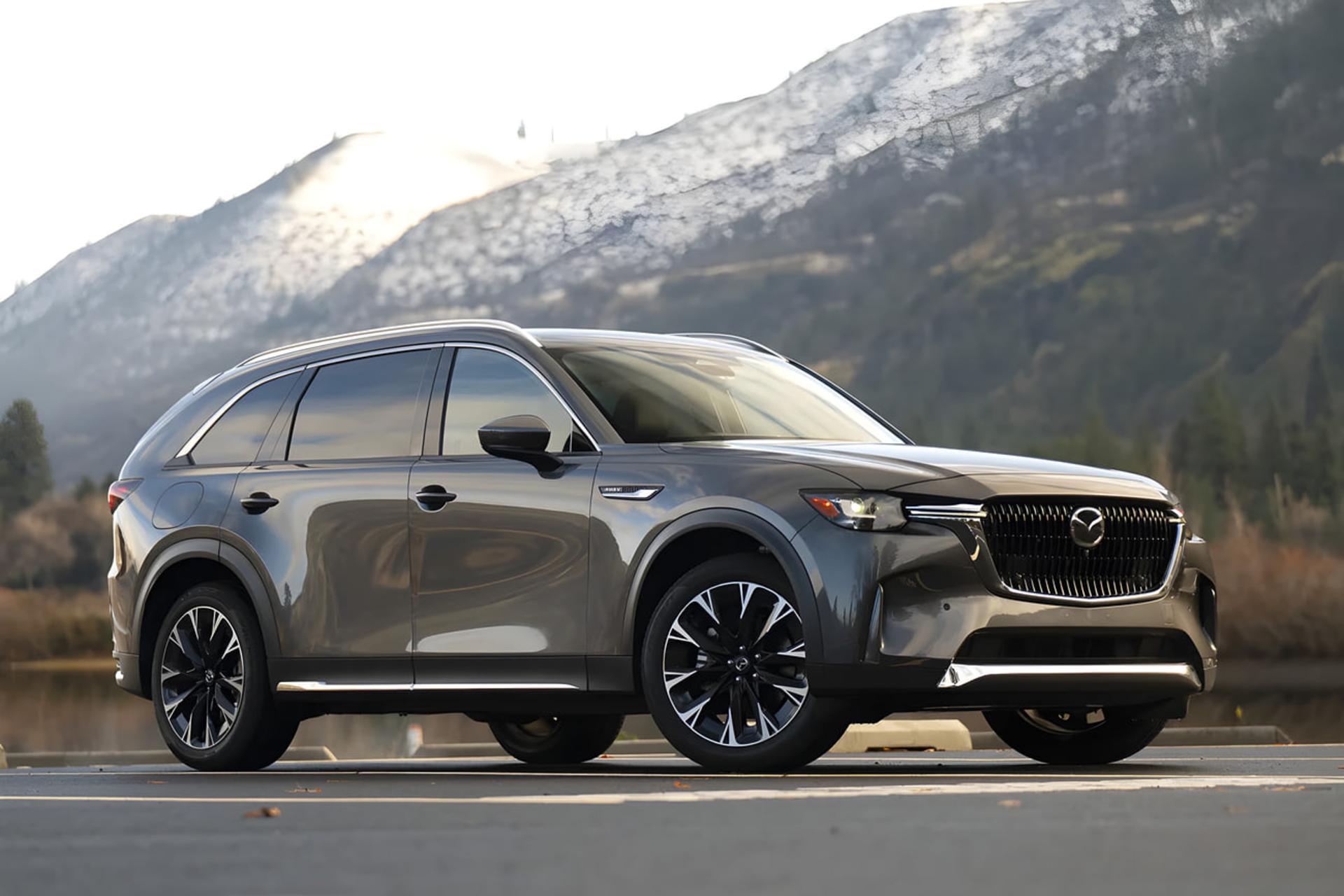 خودرو مزدا CX-90 (Mazda CX-90) خاکستری در جاده‌ای رو به کوهستان