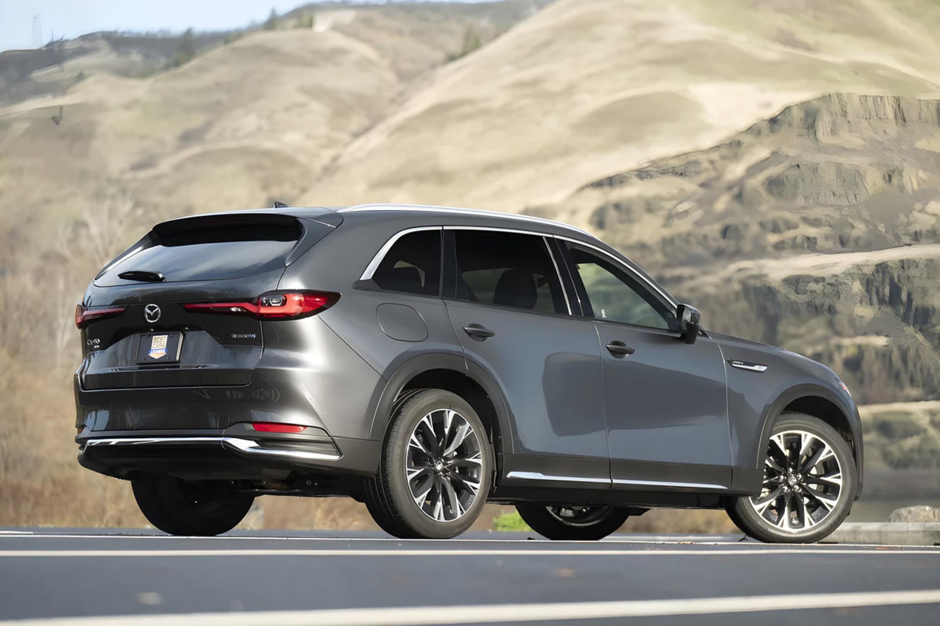 خودرو شاسی‌بلند مزدا CX-90 (Mazda CX-90) خاکستری در جاده