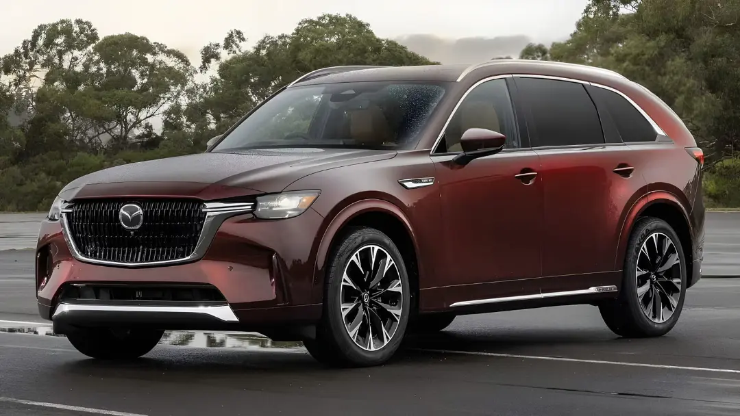 خودرو مزدا CX-90 (Mazda CX-90) با رنگ قرمز در فضای باز