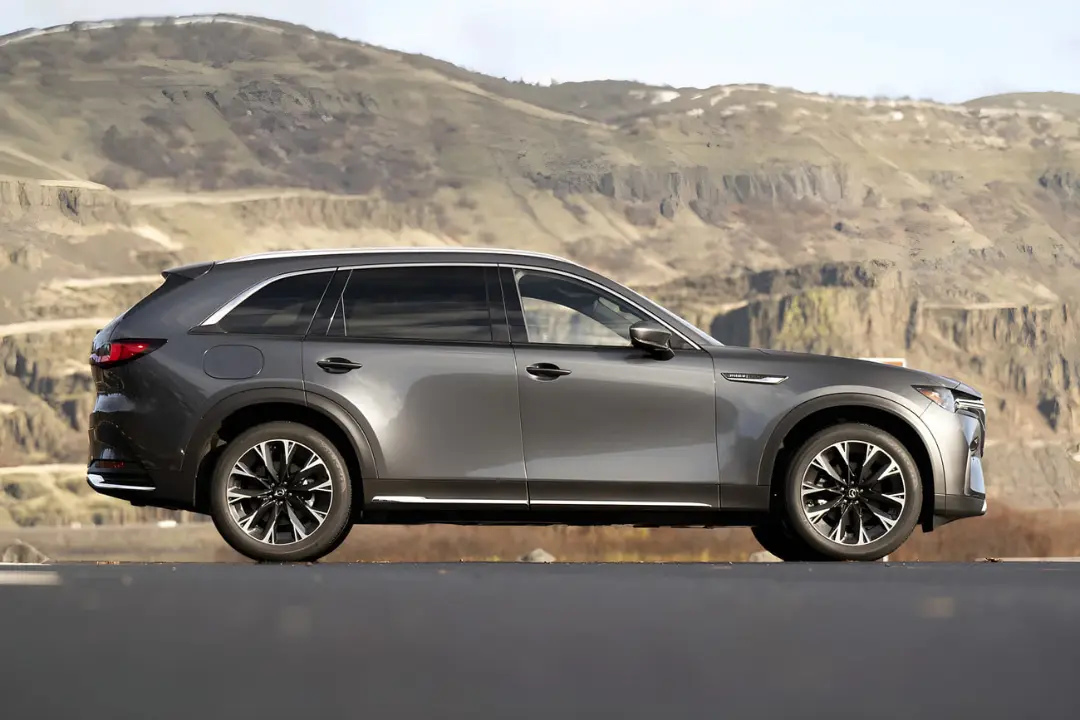 خودرو مزدا CX-90 (Mazda CX-90) با رنگ خاکستری در نمای جانبی