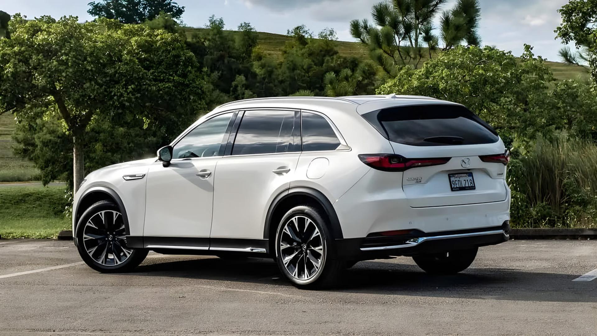 خودرو سفید رنگ مزدا CX-90 (Mazda CX-90) در فضای باز