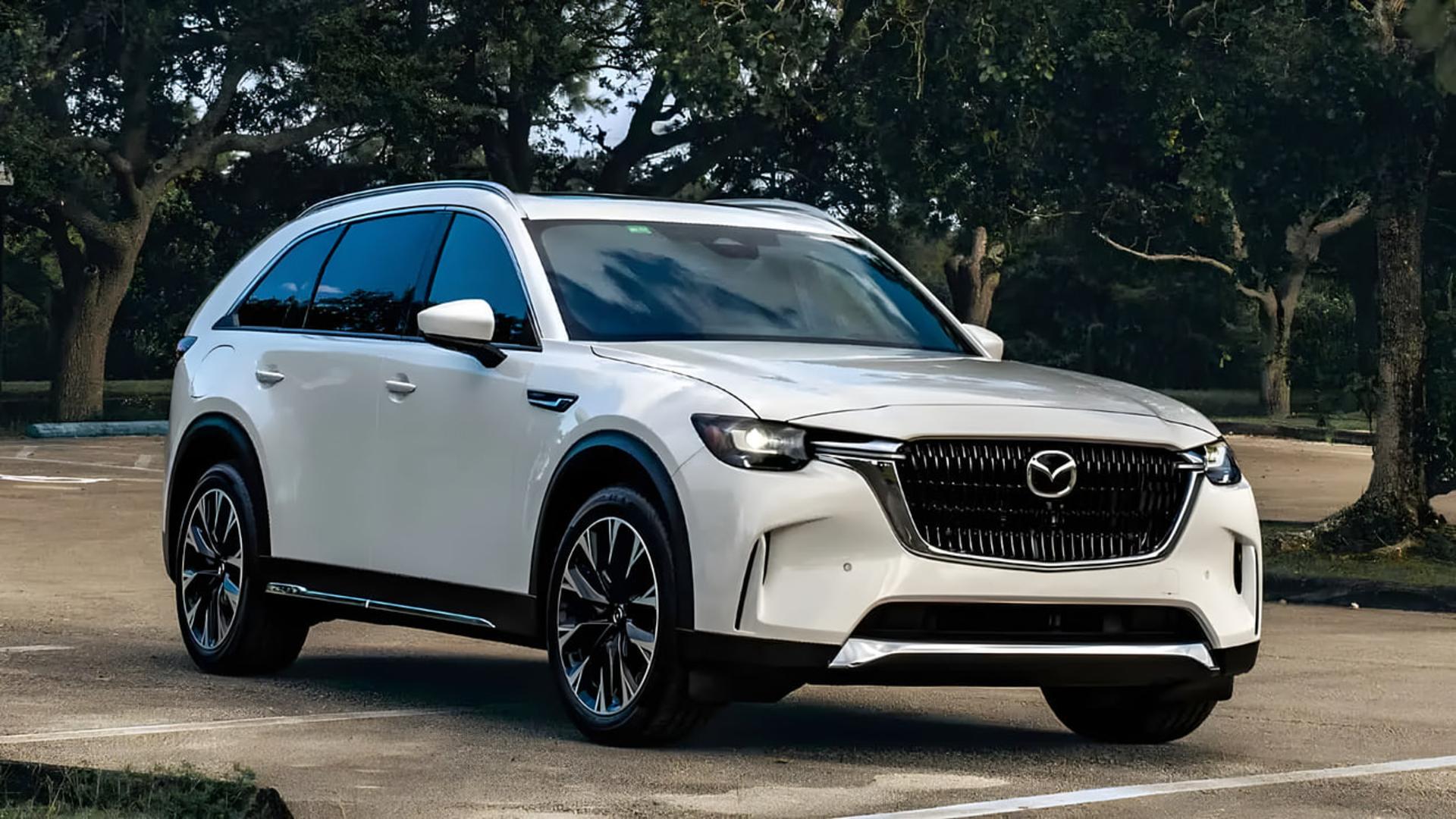 خودرو سفید رنگ مزدا CX-90 (Mazda CX-90) در فضای باز