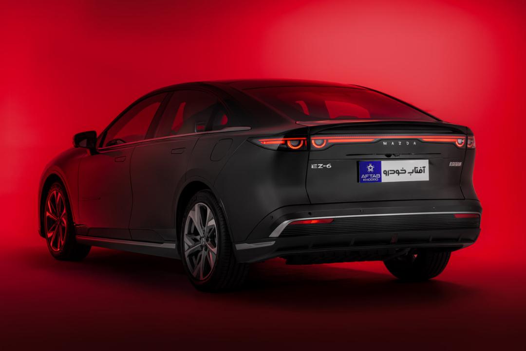 خودرو سدان مزدا EZ-6 (Mazda EZ-6) با رنگ مشکی در پس‌زمینه قرمز