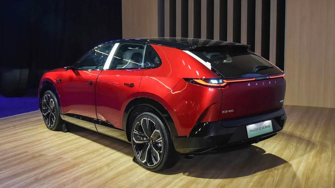 خودرو مزدا EZ-60 (Mazda EZ-60) با رنگ قرمز متالیک در نمایشگاه