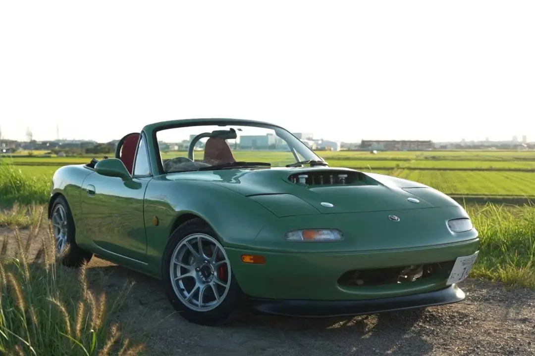 نمای جلوی مزدا MX-5 با موتور V8 فراری