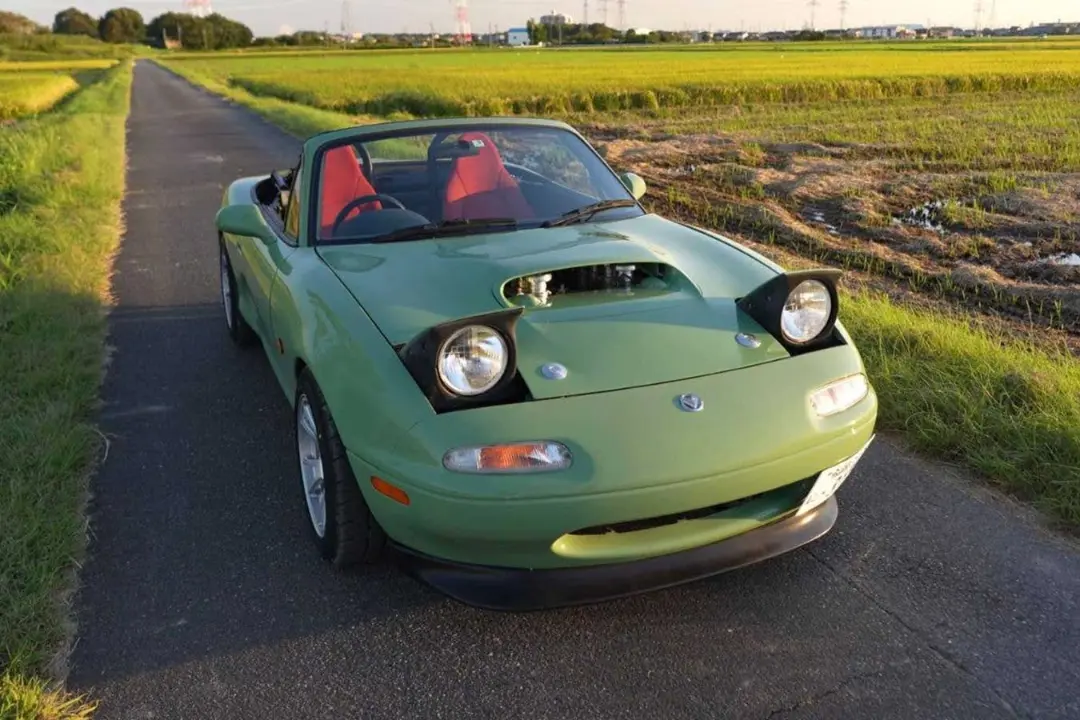 خودروی سبز رنگ مزدا MX-5 (Mazda MX-5) با کاپوت باز و موتور تقویت‌شده
